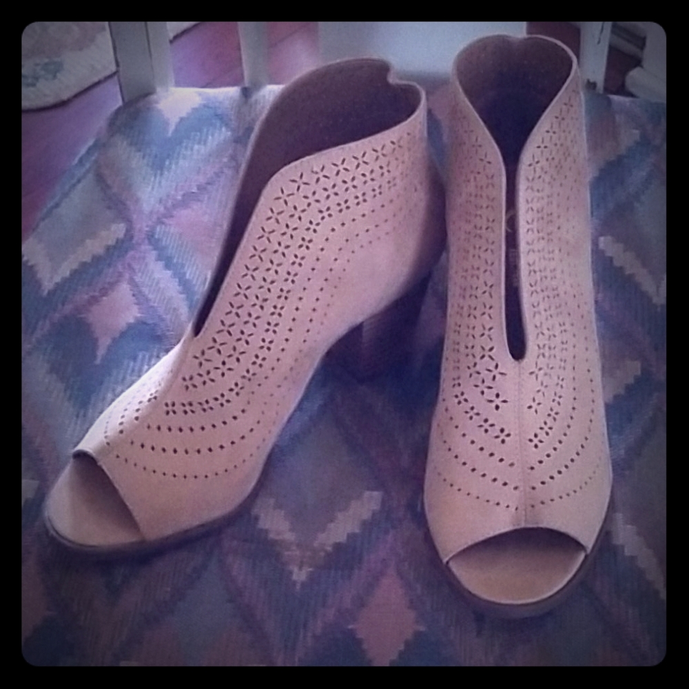 Comfort brand tan faux sued slip-on ankle booties